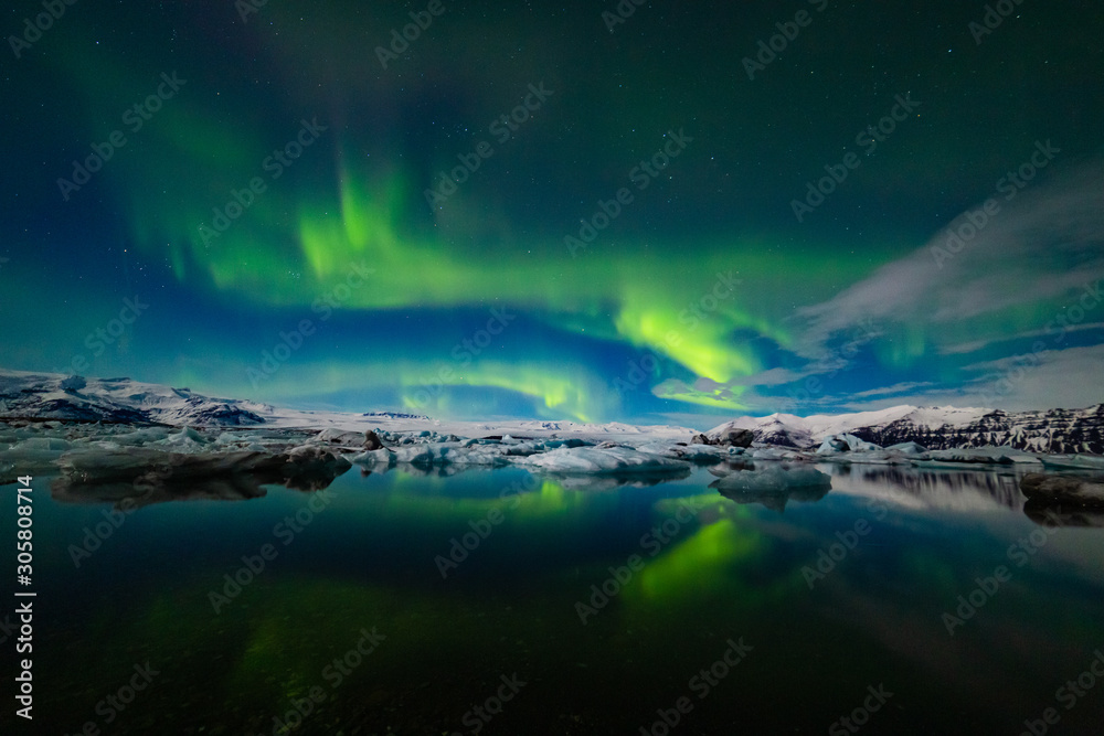 Aurora Borealis over a glacier lagoon in Iceland - obrazy, fototapety, plakaty 