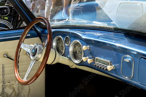Dashboard of a classic old car © romul014