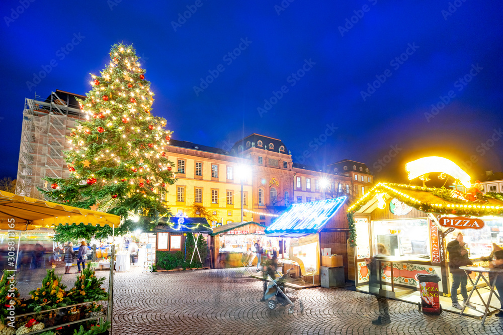 Weihnachtsmarkt in Darmstadt, Hessen, Deutschland Weihnachtsmarkt in Darmstadt, Hessen, Deutschland