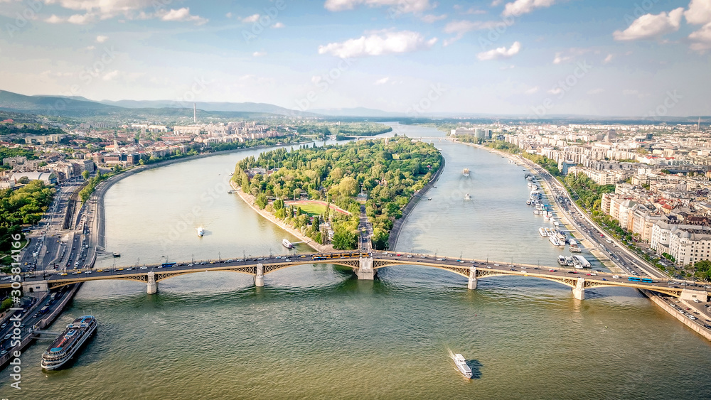Obraz premium Aerial photo shows the Margaret Island and the Margaret Bridge in Budapest, Hungary