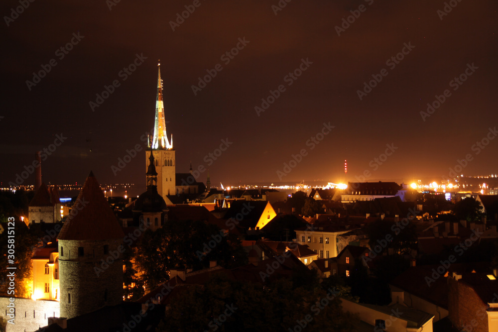 Obraz premium Downtown historical medieval Tallinn skyline with colored houses