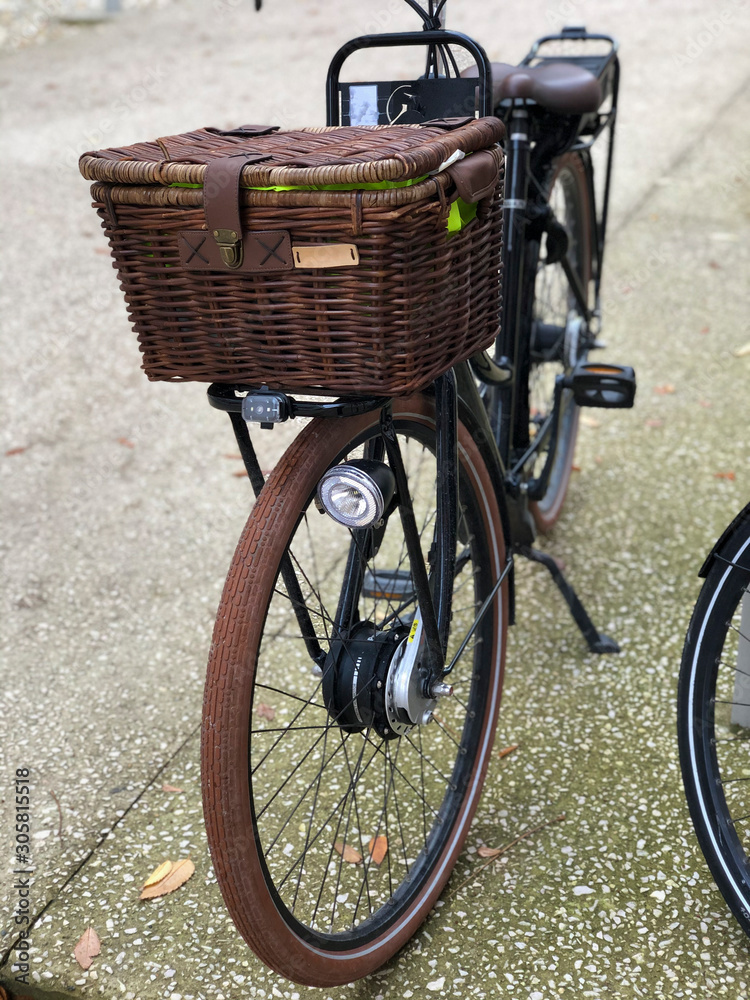 Panier en osier sur vélo vintage Stock Illustration | Adobe Stock