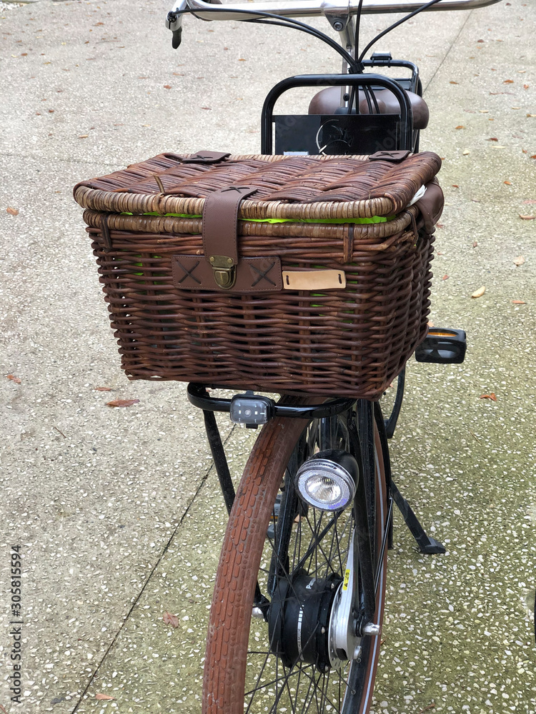 Panier en osier sur vélo vintage Stock Photo | Adobe Stock