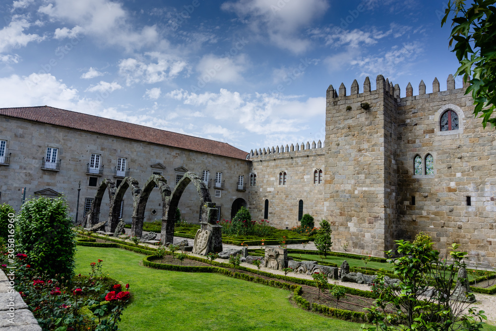 Obraz premium Gardens of Santa Barbara with castle of Braga, Portugal