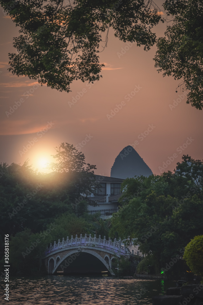Φωτογραφία Sunset over the marble bridge on Shan Lake in Guilin