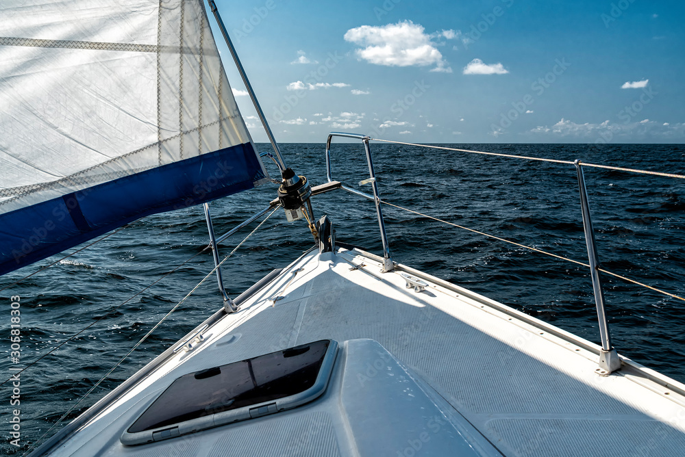 Fototapeta premium Bug einer Segelyacht auf dem Meer