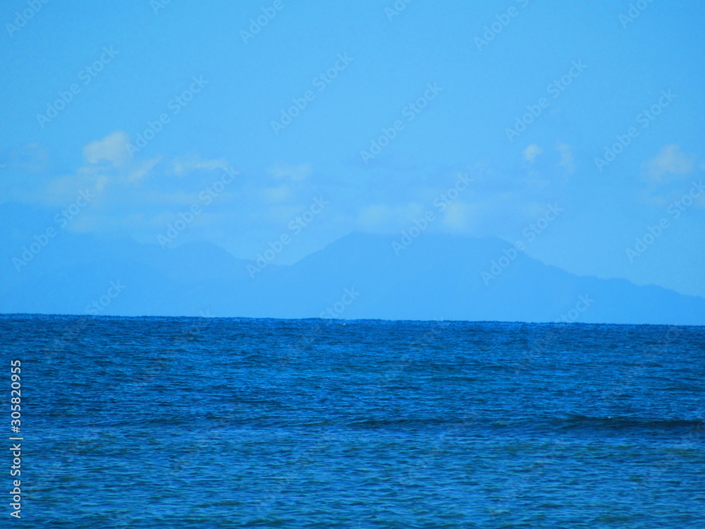 Derrière la mer, une île lointaine