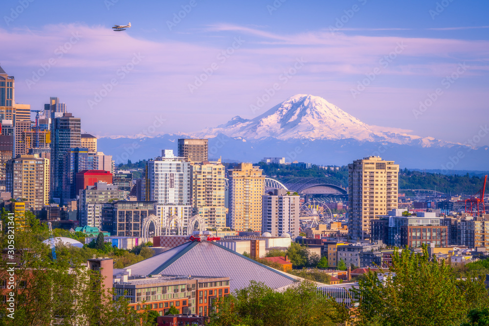 Fototapeta premium Seattle w stanie Waszyngton - samoloty, budynki i Mt Rainier