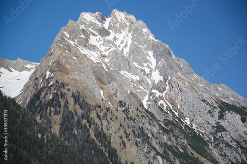 Alpy Austriackie, szczyt góry ze śniegiem © danielszura