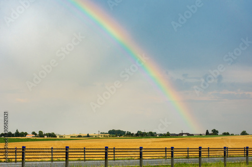 Tęcza krajobraz z polami uprawnymi, wieś, Polska © danielszura
