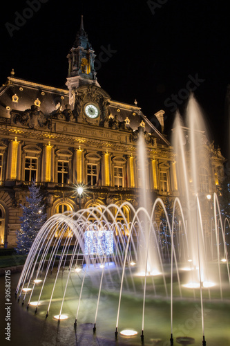 Hotel de ville de Tour, la nuit, avec des jets d'eau