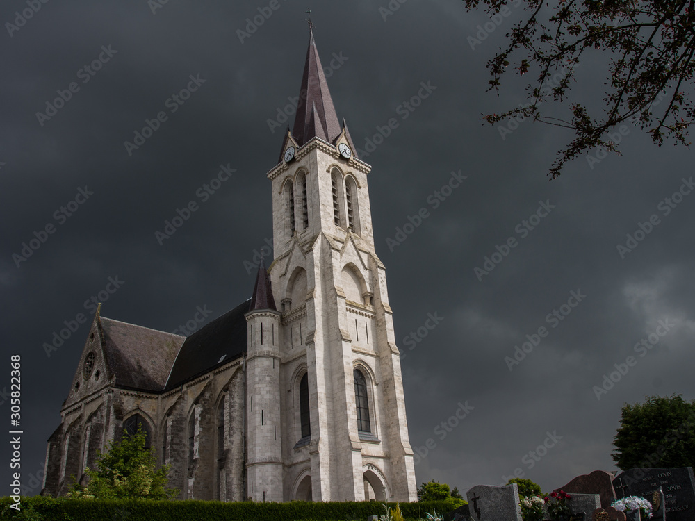église du nord de la france sous des nuages noirs