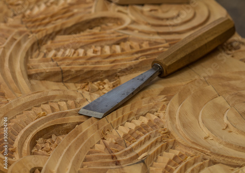 Outils sur une sculpture maori en cours de travail, en nouvelle zélande photo