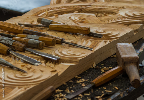Quadro su tela Outils sur une sculpture maori en cours de travail, en nouvelle zélande