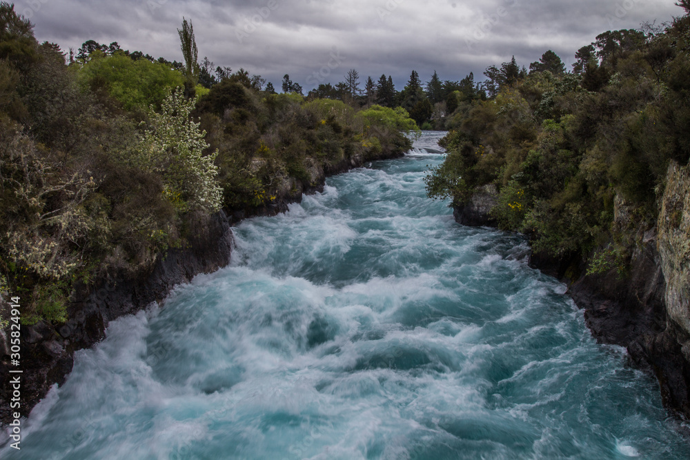 orrent de montagne avec beaucoup d'eau, en nouvelle zélande