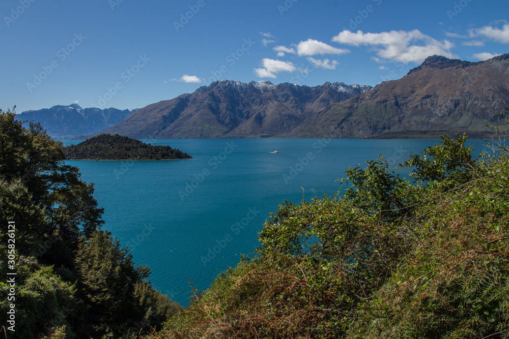 Vue du lac wakatipu, en nouvelle zélande, avec un ciel bleu sans nuages