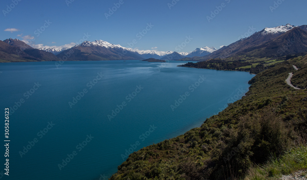 Vue du lac wakatipu, en nouvelle zélande, avec un ciel bleu sans nuages