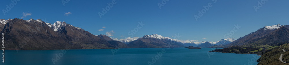 Vue panoramique du lac wakatipu, en nouvelle zélande, avec un ciel bleu sans nuages