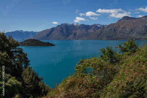 Vue du lac wakatipu, en nouvelle zélande, avec un ciel bleu sans nuages © Stan-972