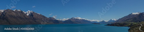 Vue panoramique du lac wakatipu, en nouvelle zélande, avec un ciel bleu sans nuages