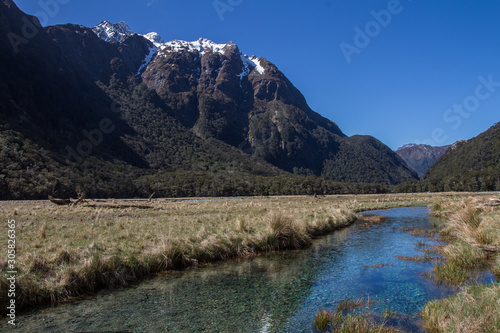 Rivière et montagne en nouvelle zélande © Stan-972