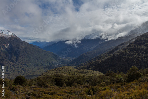 Paysage de montagnes enneigées au environs de greenstone en nouvelle zélande