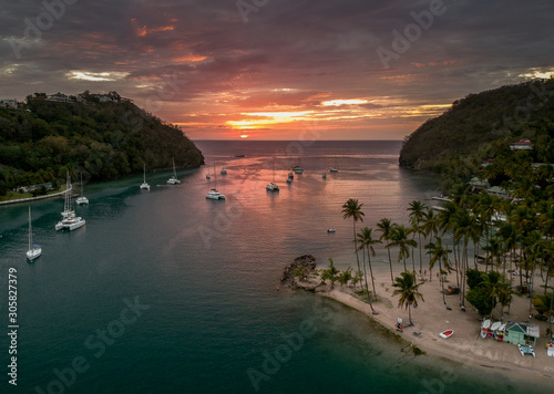 Vue aérienne d'un couché de soleil, sur Marigot Bay, à Sainte Lucie