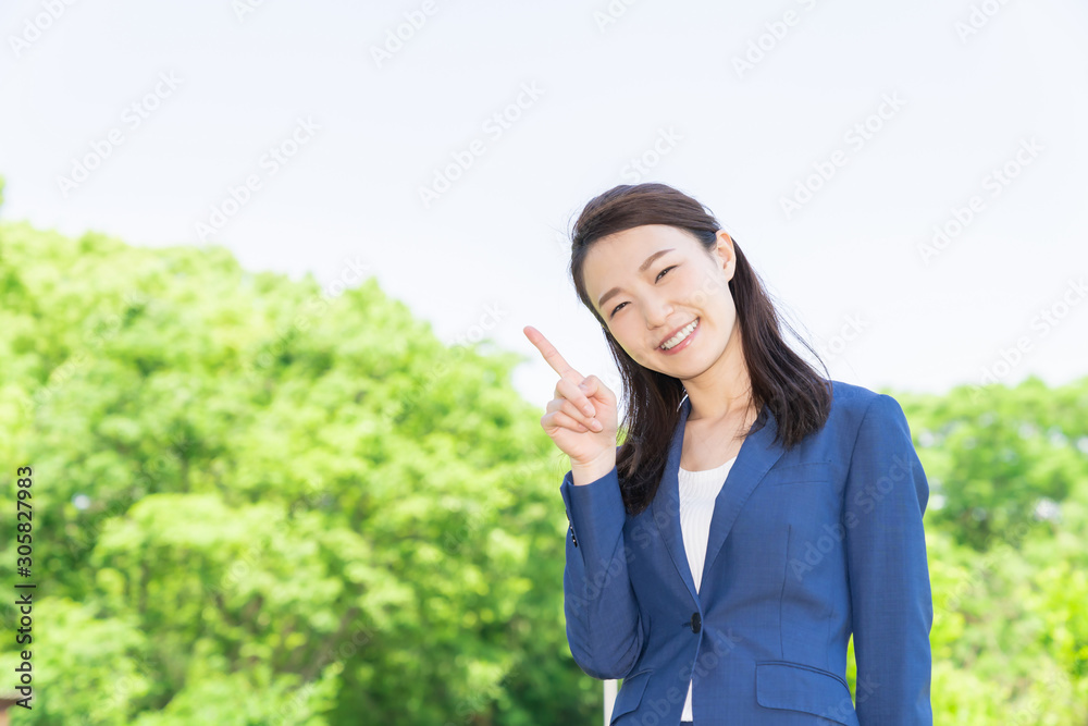笑顔の女性　ビジネス