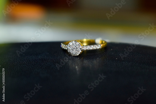   บันทึก ดาวน์โหลดภาพตัวอย่าง Diamond ring, luxury wedding ring, expensive this rare