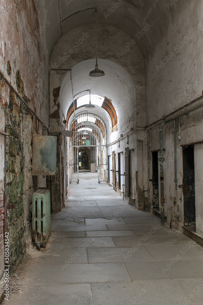 Obraz premium long corridor in prison