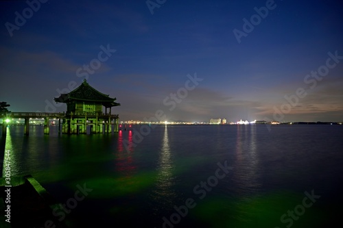 夜明け前の琵琶湖と浮見堂の情景