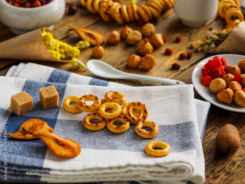 Bagels or drying and other attributes of tea drinking on a kitchen towel