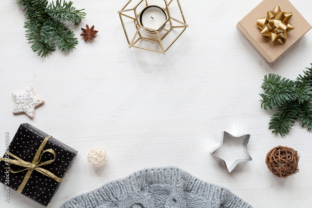 Φωτογραφία White wood background with christmas decor: christmas fir, toys, gift, candle
