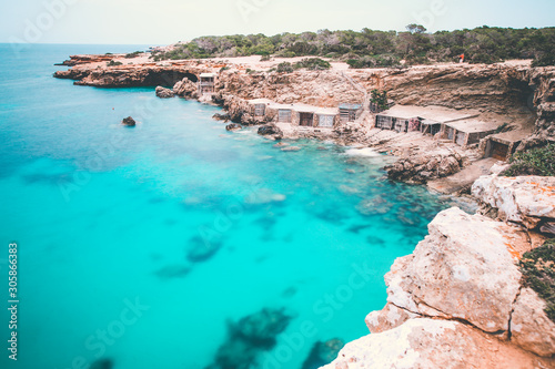 Playa turquesa en Ibiza, España. Fotografía larga exposición diurna