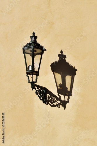 Alte Lampe an der Wand, Prag, Tschechien