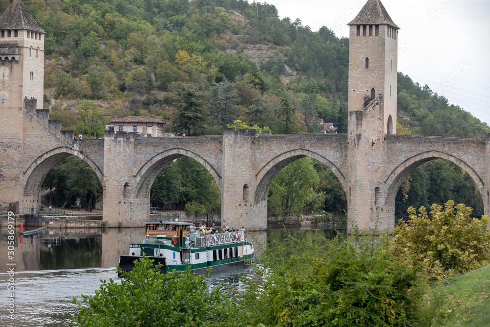 Fototapeta premium The medieval Pont Valentre over the River Lot, Cahors, The Lot, France