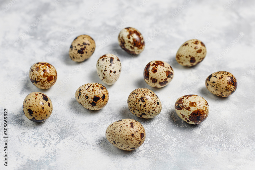 Obraz premium Quail eggs on a white-grey concrete background