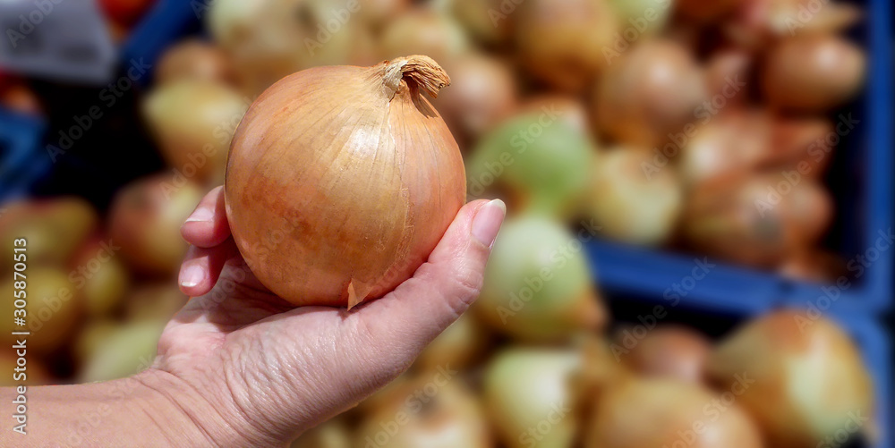 Φωτογραφία Yellow onions are sweet and astringent in the hands of women in the market street