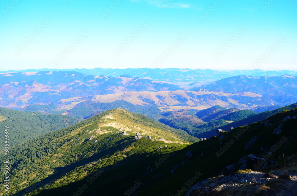 Naklejka premium Amazing mountain landscape with colorful vivid sunset on the cloudy sky, natural outdoor travel background