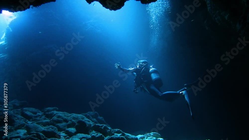 宮古島市下地島の海底洞窟内を泳ぐダイバー