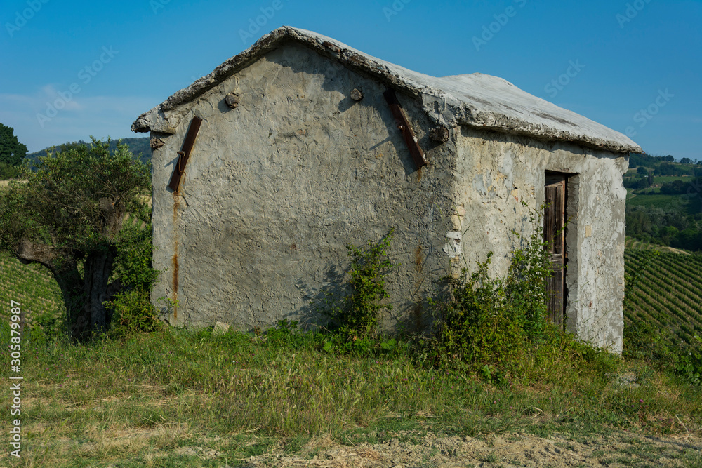 Foto di un vecchio ricovero attrezzi abbandonato scattata nelle colline di Tassarolo (AL).