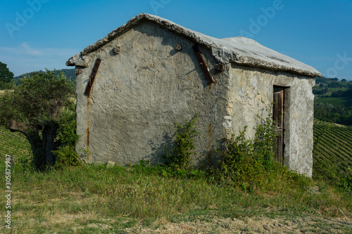 Obraz na płótnie Foto di un vecchio ricovero attrezzi abbandonato scattata nelle colline di Tassarolo (AL). w salonie