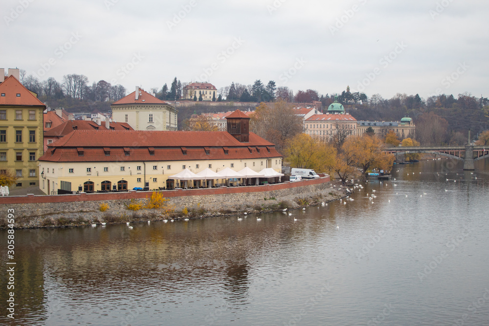 Obraz premium Panorama of the old Prague Castle from Charles Bridge of the Czech capital Prague.