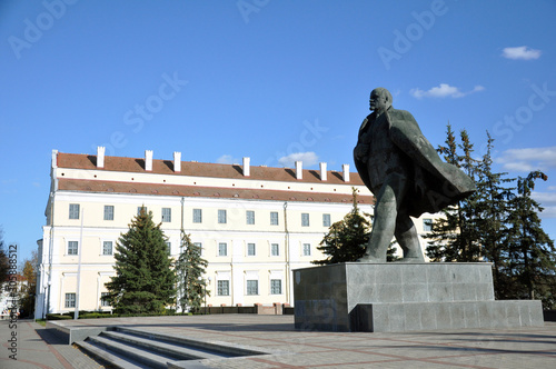 Monument to Vladimir Lenin against the backdrop of the Jesuit College in Pinsk