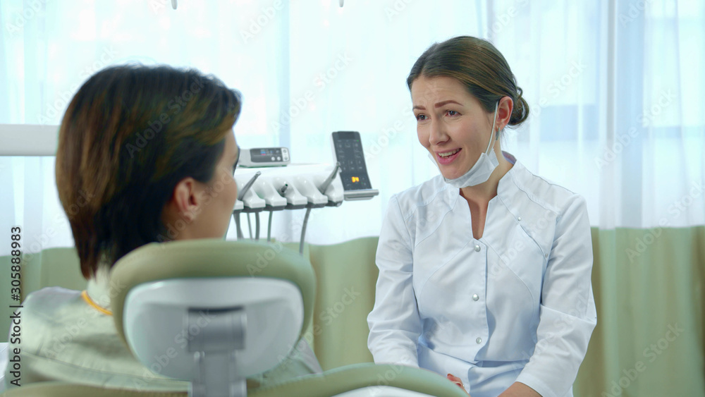 Obraz premium Dentist and woman have a serious conversation 