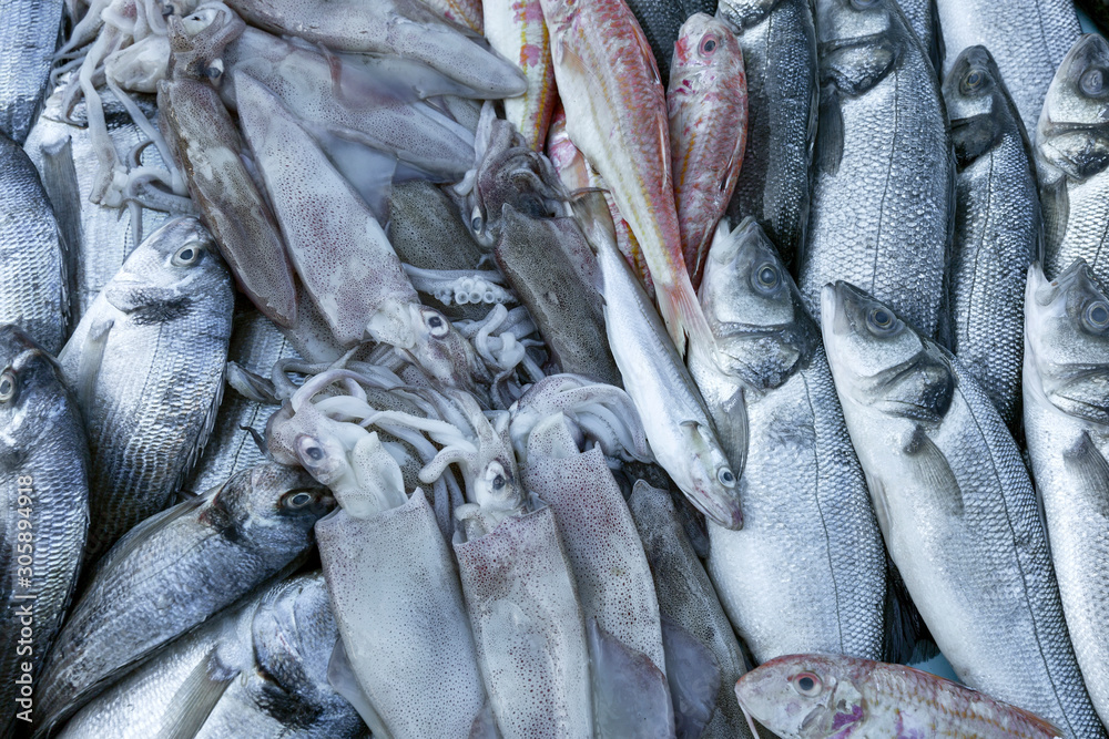Obraz premium Beautifully laid out fresh fish on a counter on ice. Close-up.