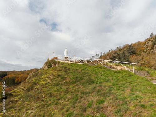 Tablou pe pânză Le Pic Alibert dominant châteauneuf-les-bains et les méandres la Sioule avec la