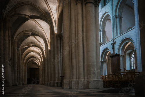 Architektura i wspaniałość katedr i świątyń we Francji