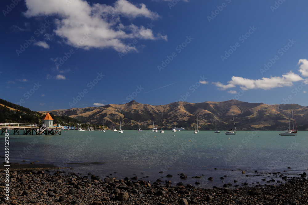 Obraz premium Wide view of a tranquil and colourful lake