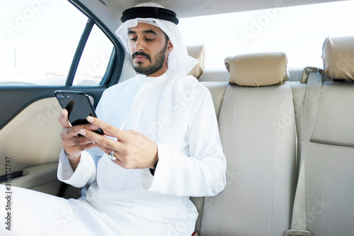 Fotografie Emirati Arab man on duty wearing traditional Kandura